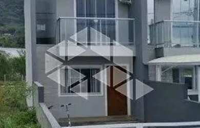 Imagem: A casa possui 2 Dormitórios, 2 Banheiros, 2 Vagas na garagem