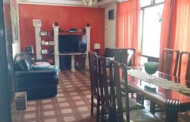 Imagem: A casa possui 4 Dormitórios, 2 Banheiros, 5 Vagas na garagem