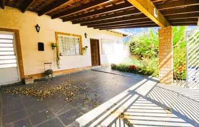 Imagem: A casa possui 2 Dormitórios, 2 Banheiros, 2 Vagas na garagem