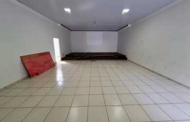 Imagem: O depósito possui 2 Vagas na garagem e 160m² de Área e está