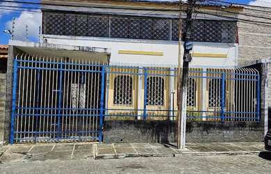 Imagem: A casa possui 5 Dormitórios, 5 Banheiros, 4 Vagas na garagem