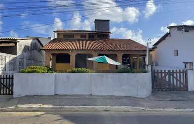 Imagem: A casa possui 4 Dormitórios, Acomodam 10 pessoas, 4 Vagas na