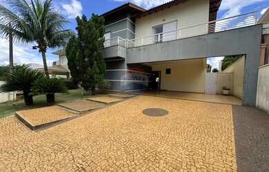 Imagem: A casa possui 4 Dormitórios, 5 Banheiros, 4 Vagas na garagem