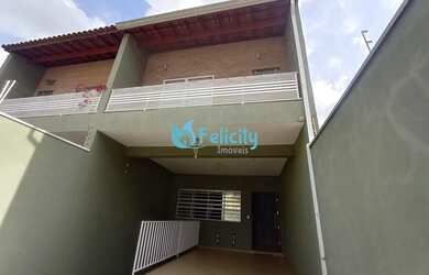 Imagem: A casa possui 4 Dormitórios, 5 Banheiros, 3 Vagas na garagem