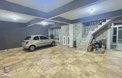 Imagem: A casa possui 4 Dormitórios, 2 Banheiros, 4 Vagas na garagem