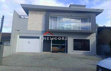 Imagem: A casa possui 4 Dormitórios, 5 Banheiros, 3 Vagas na garagem