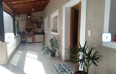 Imagem: A casa possui 2 Dormitórios, 1 Banheiro, 2 Vagas na garagem