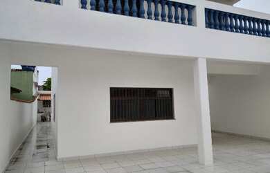 Imagem: A casa possui 4 Dormitórios, 2 Banheiros, 3 Vagas na garagem