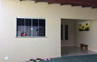 Imagem: A casa possui 3 Dormitórios, 2 Vagas na garagem, 90m² de Área