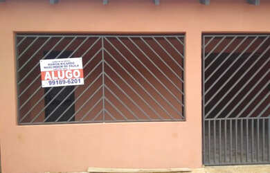 Imagem: A casa possui 3 Dormitórios, 1 Banheiro e 2 Vagas na garagem