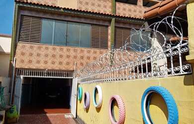 Imagem: A casa à venda possui 3 Dormitórios, 3 Banheiros, 4 Vagas