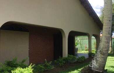 Imagem: A casa possui 4 Dormitórios, 1 Banheiro, 5 Vagas na garagem