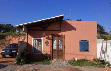 Imagem: A casa possui 3 Dormitórios, 2 Banheiros, 2 Vagas na garagem