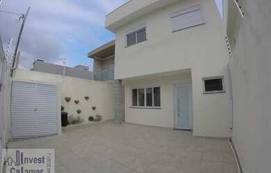 Imagem: A casa possui 3 Dormitórios, 3 Banheiros, 2 Vagas na garagem