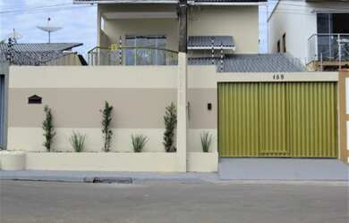 Imagem: A casa possui 4 Dormitórios, 4 Banheiros, 2 Vagas na garagem