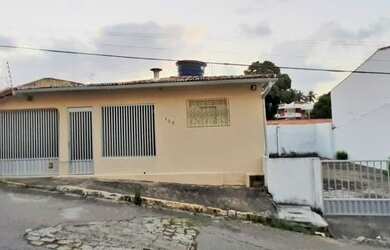 Imagem: A casa possui 3 Dormitórios, 3 Banheiros, 5 Vagas na garagem