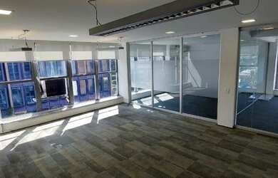 Imagem: O depósito possui 2 Vagas na garagem, 290m² de Área e está