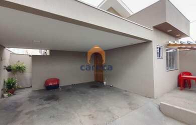 Imagem: A casa possui 3 Dormitórios, 3 Banheiros, 2 Vagas na garagem