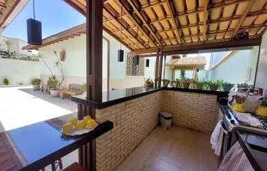 Imagem: A casa possui 3 Dormitórios, 3 Banheiros, 1 Vaga na garagem