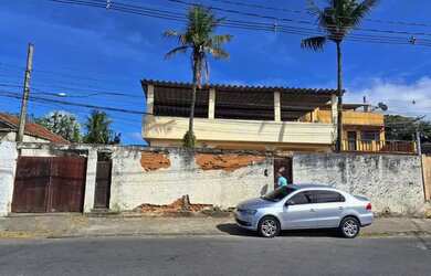 Imagem: A casa possui 3 Dormitórios, 3 Banheiros, 4 Vagas na garagem