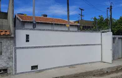 Imagem: A casa possui 3 Dormitórios, 2 Banheiros, 1 Vaga na garagem