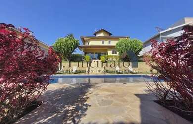 Imagem: A casa em condomínio possui 4 Dormitórios, 5 Banheiros, 3