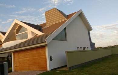 Imagem: A casa possui 3 Dormitórios, 3 Banheiros, 2 Vagas na garagem