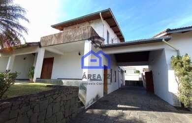 Imagem: A casa possui 4 Dormitórios, 5 Banheiros, 2 Vagas na garagem