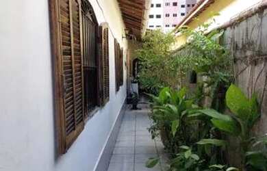 Imagem: A casa possui 3 Dormitórios, 2 Banheiros, 1 Vaga na garagem