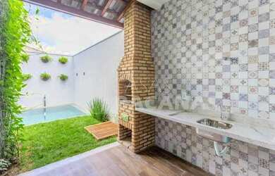 Imagem: A casa possui 3 Dormitórios, 4 Banheiros, 2 Vagas na garagem