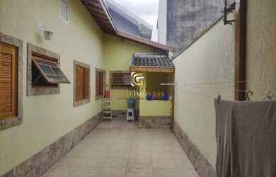 Imagem: A casa possui 3 Dormitórios, 2 Banheiros, 2 Vagas na garagem