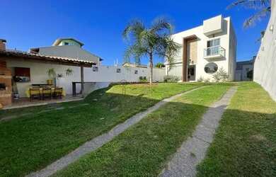 Imagem: A casa possui 4 Dormitórios, 5 Banheiros, 4 Vagas na garagem