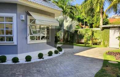 Imagem: A casa em condomínio possui 4 Dormitórios, 5 Banheiros, 4