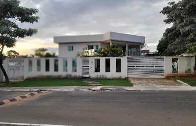 Imagem: A casa em condomínio possui 5 Dormitórios, 5 Banheiros, 5