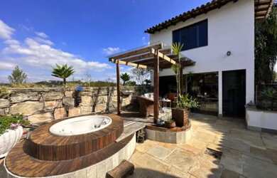 Imagem: A casa em condomínio possui 5 Dormitórios, 4 Banheiros, 3