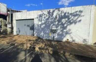 Imagem: A casa possui 2 Dormitórios, 1 Banheiro, 2 Vagas na garagem