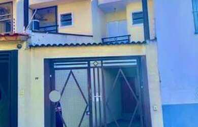 Imagem: A casa possui 3 Dormitórios, 3 Banheiros, 2 Vagas na garagem