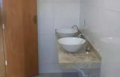 Imagem: A casa possui 3 Dormitórios, 2 Banheiros, 1 Vaga na garagem