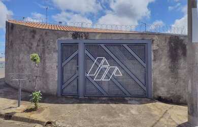 Imagem: A casa possui 2 Dormitórios, 1 Banheiro, 2 Vagas na garagem