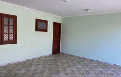 Imagem: A casa possui 3 Dormitórios, 3 Banheiros, 2 Vagas na garagem