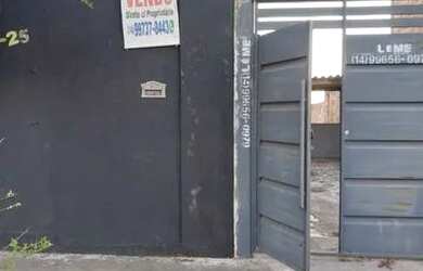 Imagem: A casa possui 2 Dormitórios, 1 Banheiro, 2 Vagas na garagem