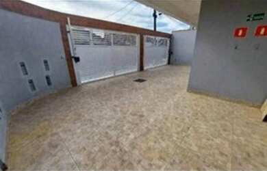 Imagem: A casa possui 3 Dormitórios, 2 Banheiros, 3 Vagas na garagem