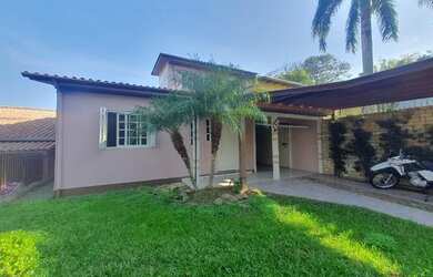 Imagem: A casa possui 3 Dormitórios, 2 Banheiros, 173m² de Área