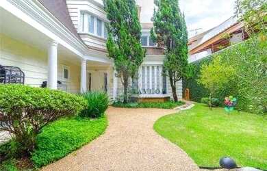 Imagem: A casa à venda possui 4 Dormitórios, 5 Banheiros e 1050m²