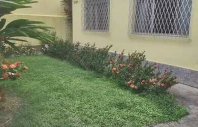 Imagem: A casa possui 3 Dormitórios, 2 Banheiros, 5 Vagas na garagem