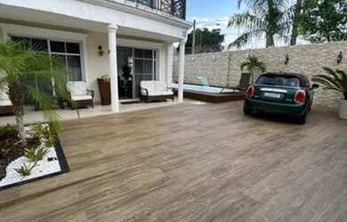 Imagem: A casa possui 4 Dormitórios, 5 Banheiros, 4 Vagas na garagem