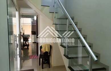 Imagem: A casa possui 3 Dormitórios, 1 Banheiro, 1 Vaga na garagem