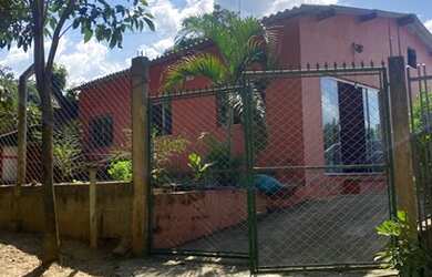 Imagem: A casa possui 2 Dormitórios, 3 Banheiros, 4 Vagas na garagem