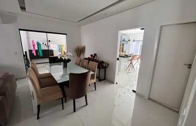 Imagem: A casa possui 4 Dormitórios, 5 Banheiros, 5 Vagas na garagem