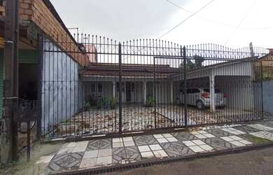 Imagem: A casa possui 3 Dormitórios, 2 Banheiros, 4 Vagas na garagem